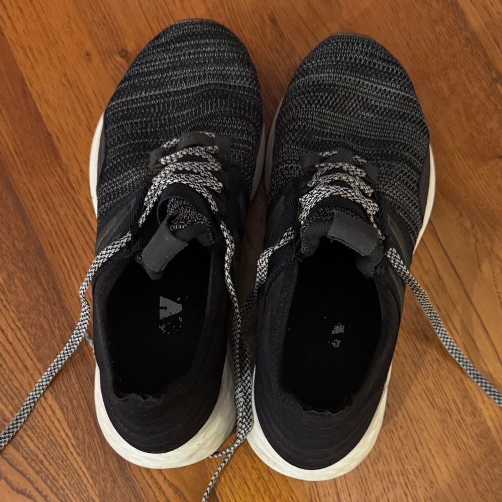 Black and White Knit Sneakers New Balance gently worn